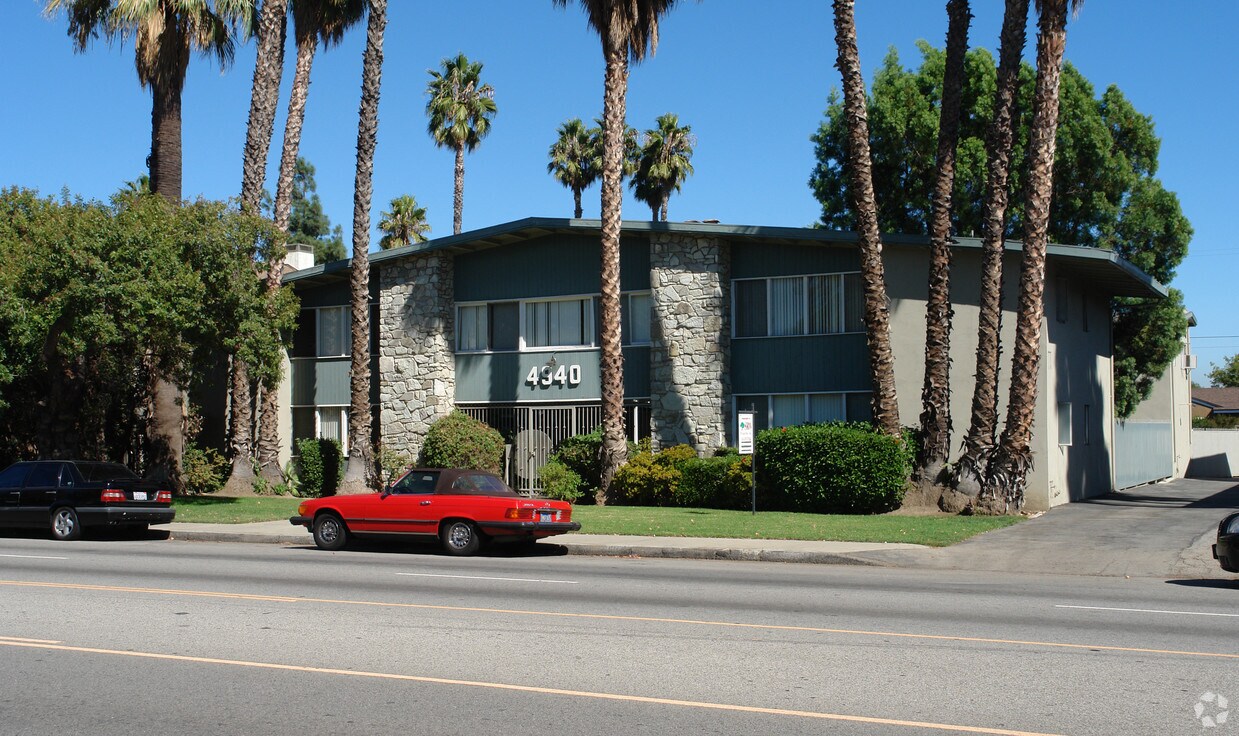 Foto principal - 4940 Woodman Ave