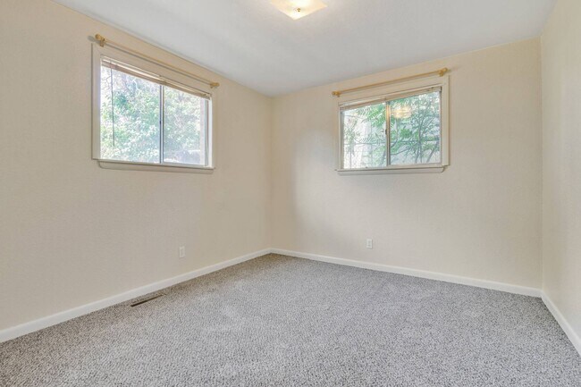 Foto del edificio - 2108 Applewood Rd