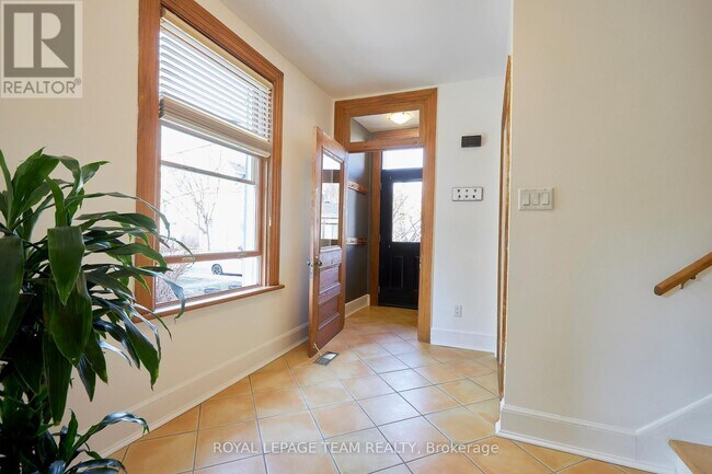 Building Photo - 136 Keefer St