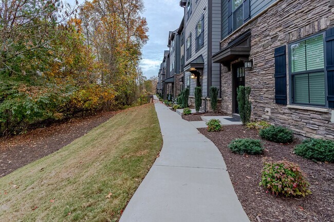 Building Photo - 3 Bedroom 2.5 Bathroom Three Story Townhom...