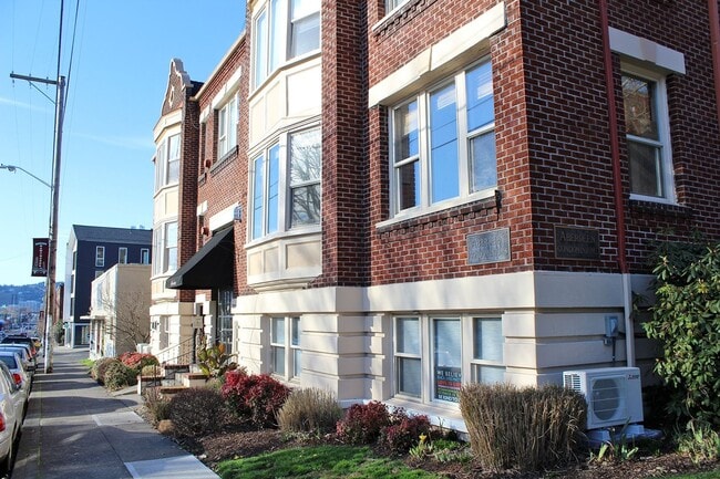 Building Photo - 1529 SE Hawthorne Blvd