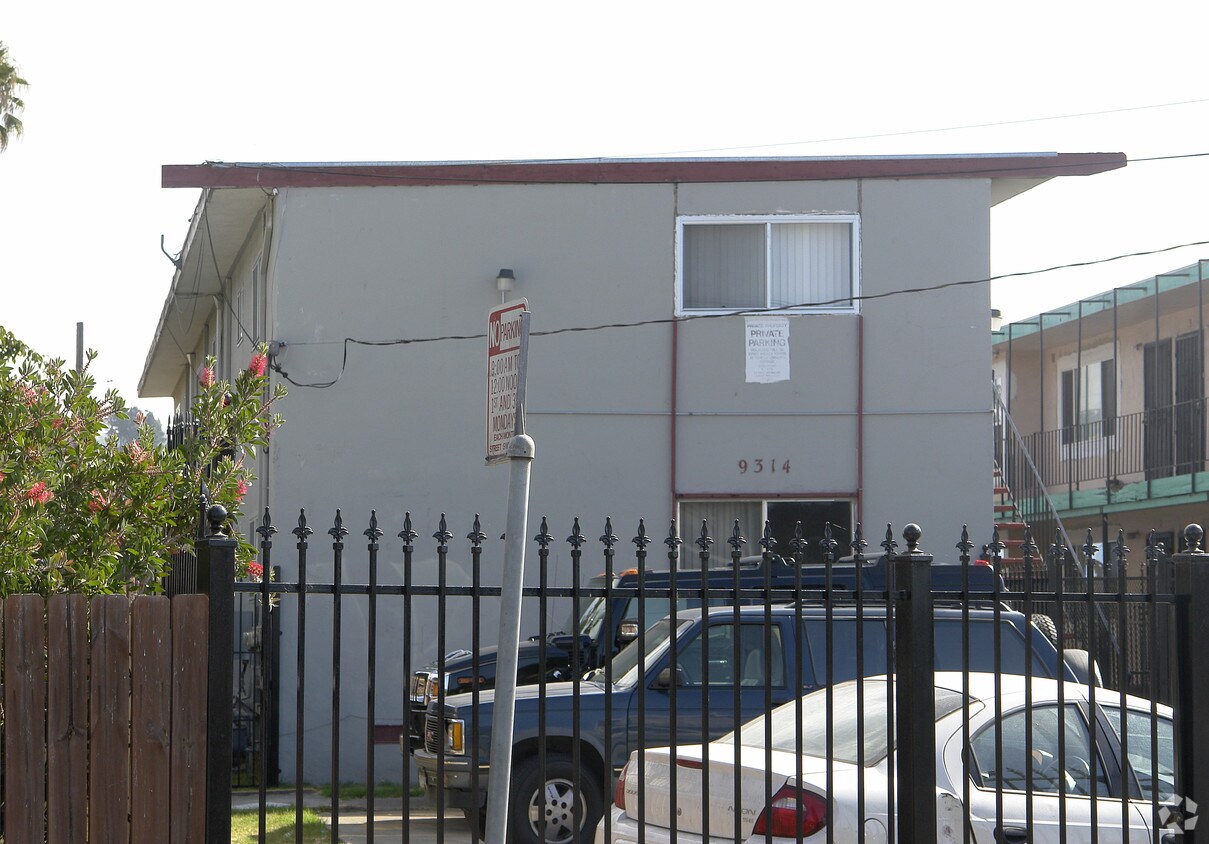 Building Photo - 9314 Plymouth St