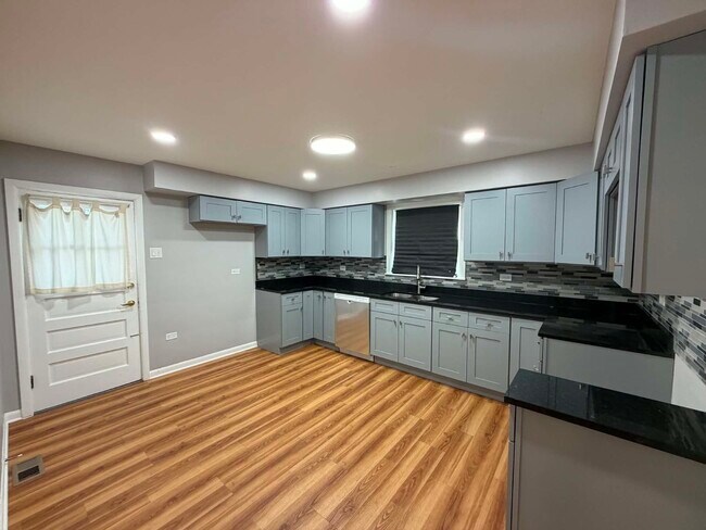 Foto del edificio - 9243 Lynwood Dr
