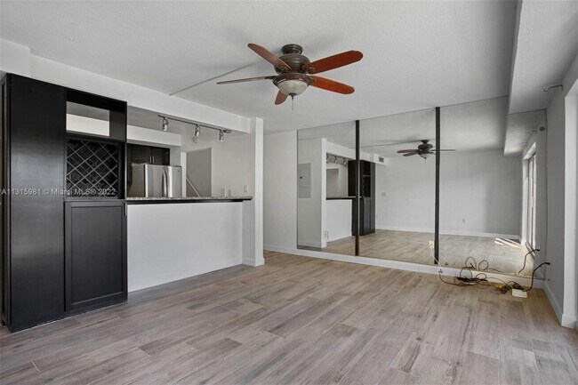 Foto del edificio - 2977 McFarlane Rd