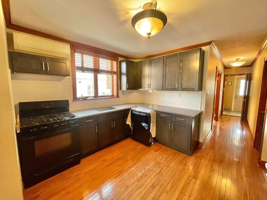 Primary Photo - 2457 West St