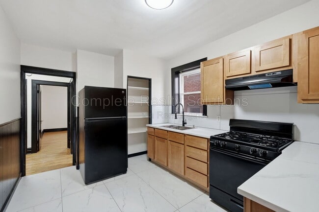 Building Photo - 5055 Lindenwood Ave