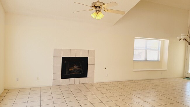 Building Photo - Lovely 3 bedroom 2 bath located in West El...