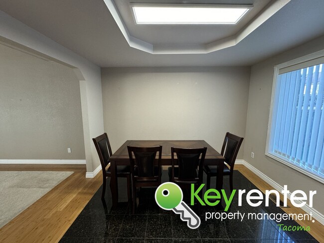 Foto del edificio - Lakewood Magnificent 4Bed/2.5Bath House!