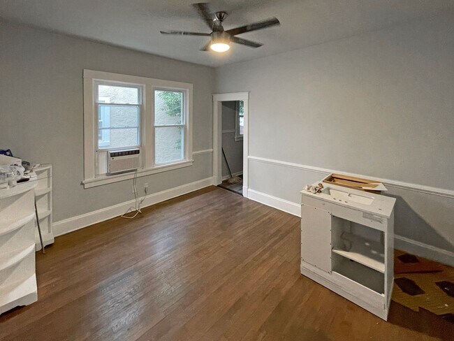 Foto del edificio - Quaint 2-Bedroom Cottage Bungalow in Edgew...