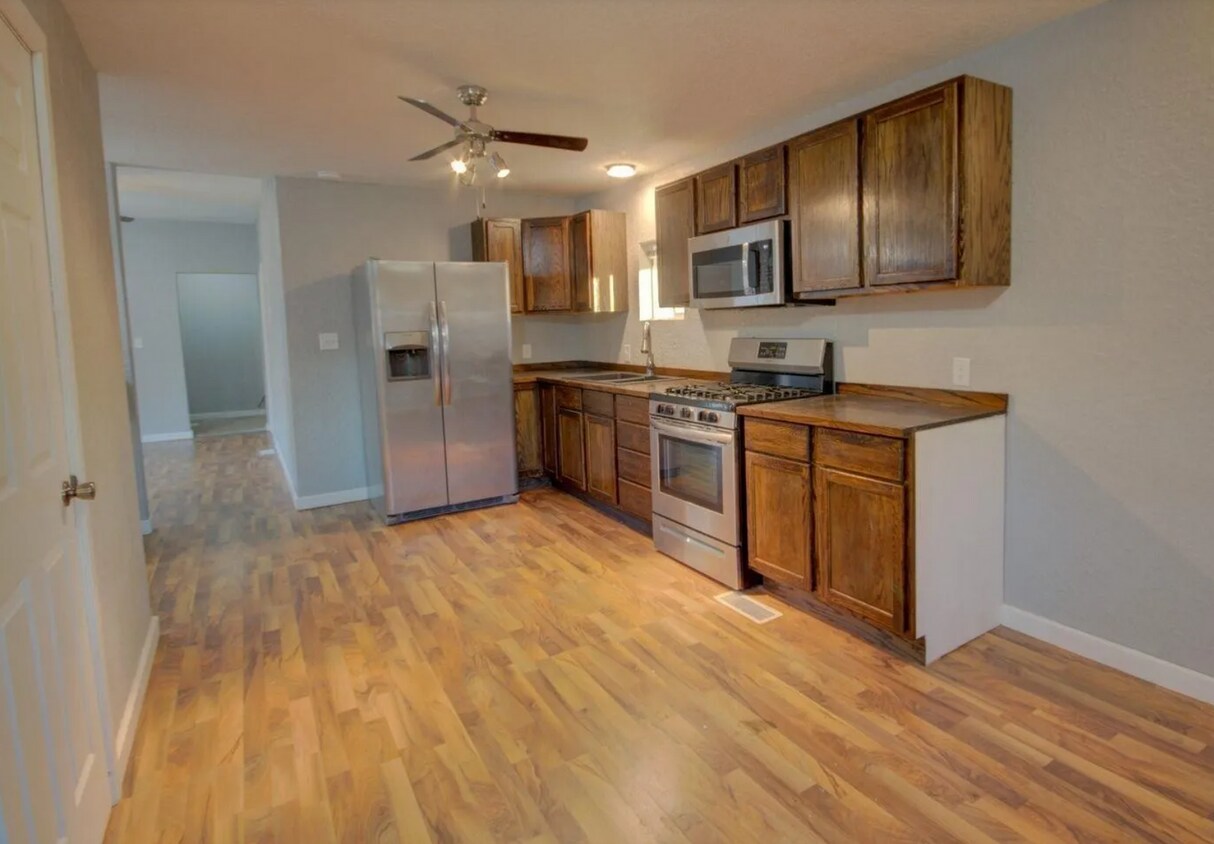 1826 Davenport Ave Unit Upper, Davenport, IA 52803 Room for Rent in