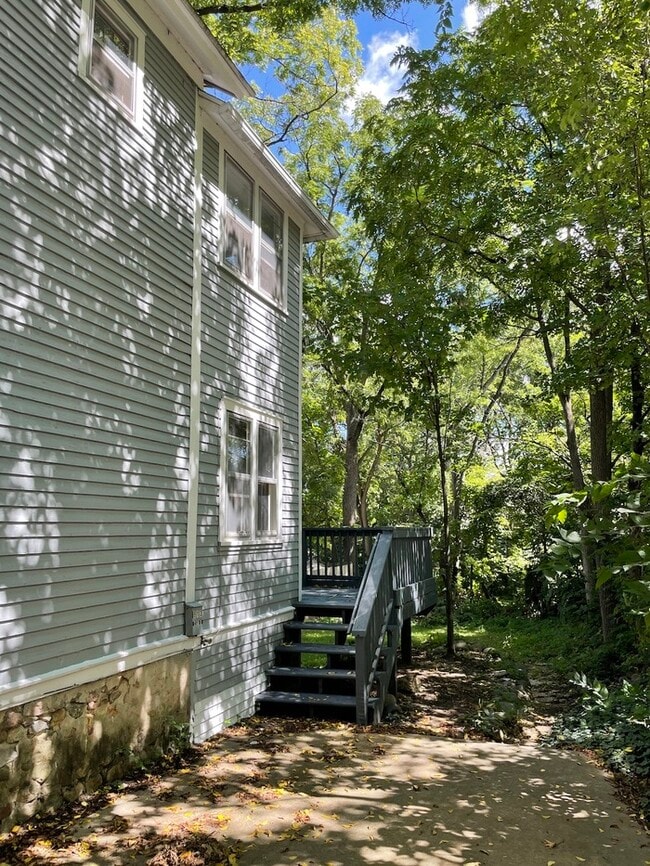 Building Photo - 4 bed/2 bath home close to WMU and downtow...