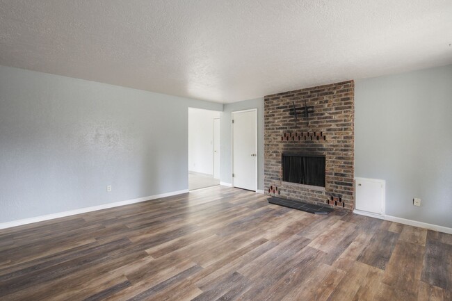 Foto del edificio - Move in Ready now! Easy JBLM commute, 3 be...