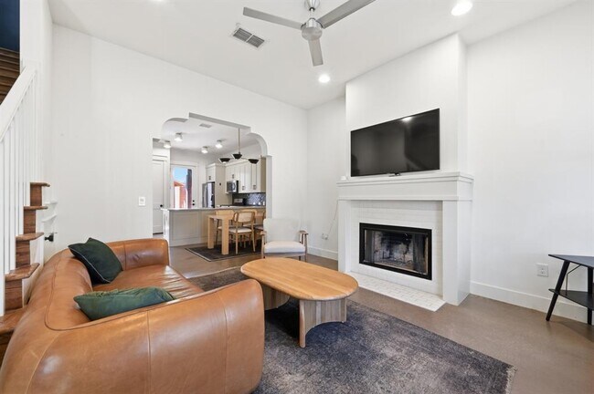 Foto del edificio - 3203 Locke Ln