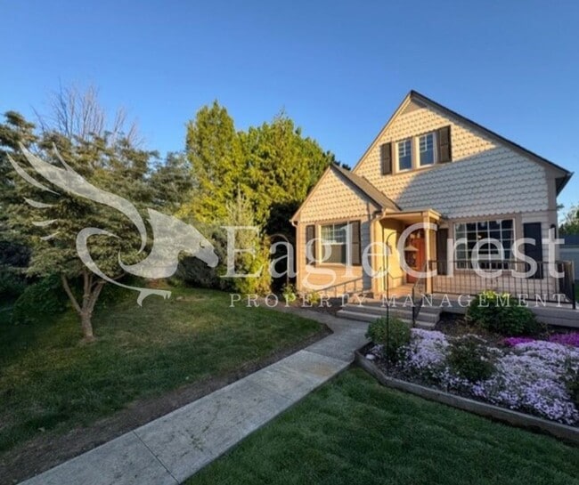 Building Photo - Charming Two Bedroom House with Bonus Room & Large Fenced Yard