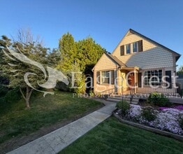 Building Photo - Charming Two Bedroom House with Bonus Room & Large Fenced Yard