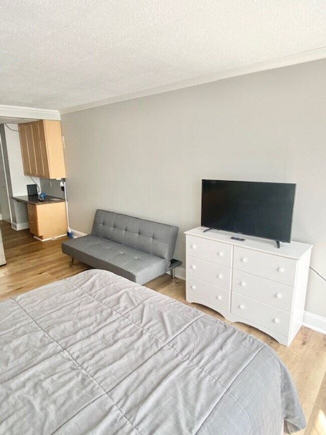 Foto del edificio - University Towers #301 -$1290/month  FURNISHED studio within walking distance to UTK, Fort Sander...
