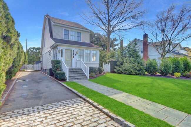 Building Photo - 65 Roxbury Rd