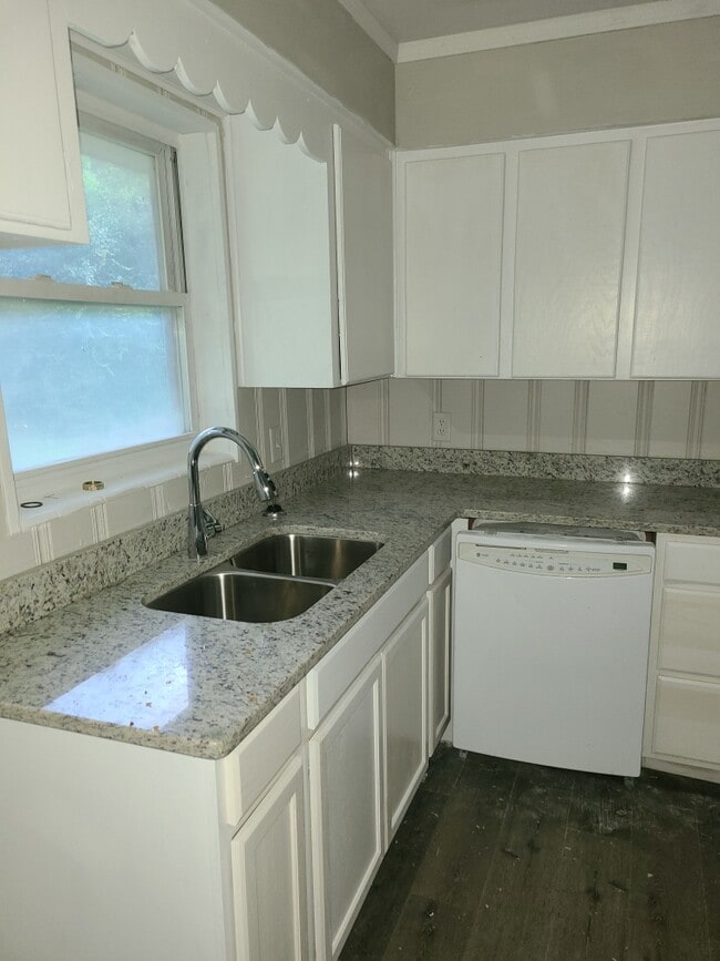 Building Photo - 2112 Sanders Rd