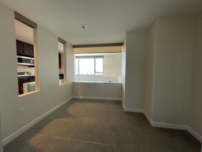 Building Photo - 250 King St