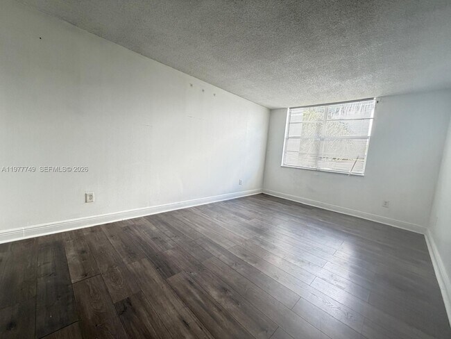 Foto del edificio - 494 NW 165th St