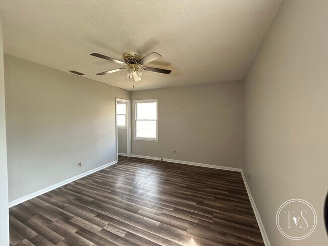 Foto del edificio - FALL MOVE-IN SPECIAL: 50% OFF 1st FULL MONTH'S RENT!**