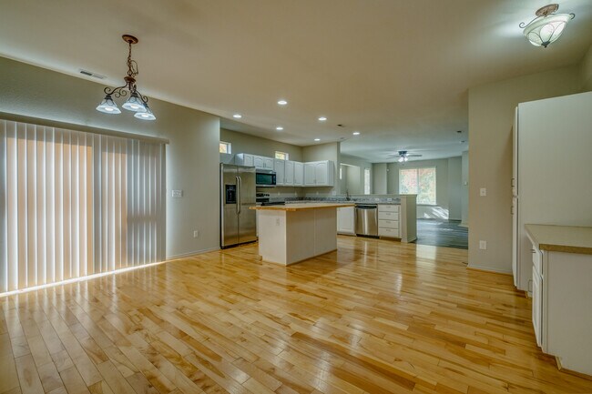 Building Photo - 4200 Edgewater Blvd NE