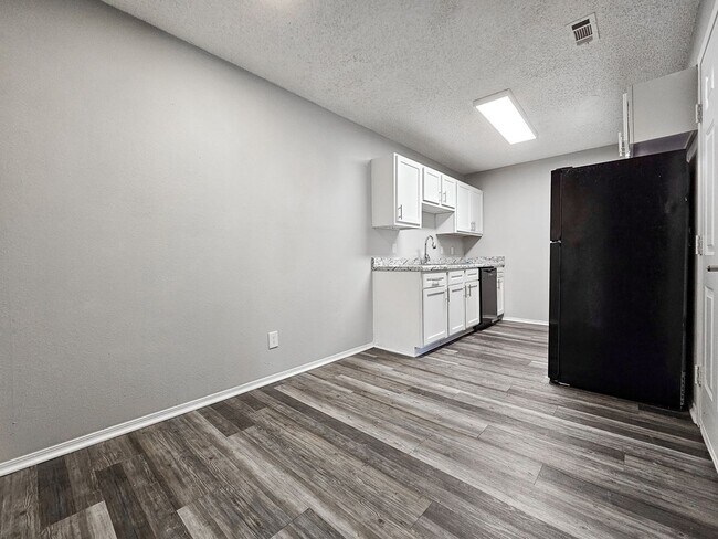 Building Photo - Updated 3-bedroom 2 bath Duplex in Fayette...