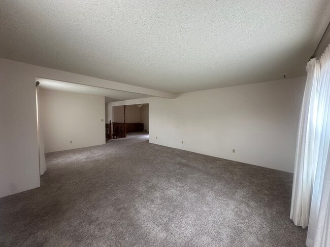 Building Photo - Large  two bedroom, two bathroom, pet frie...