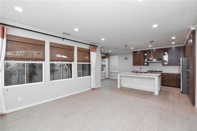 Building Photo - 51 Wildvine