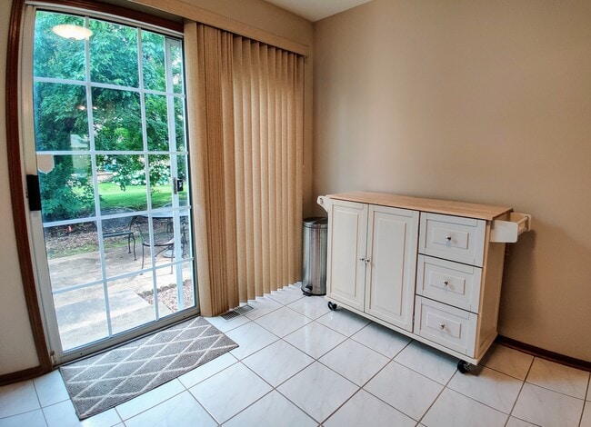 Kitchen Rolling Island - 438 Orleans Ave