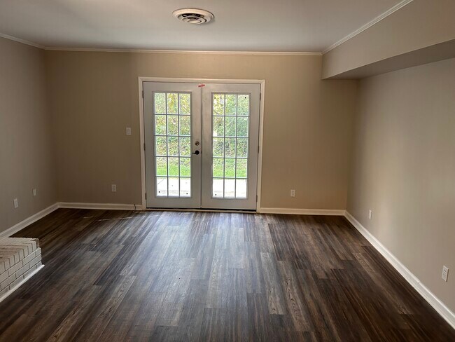 Family Room with Patio and french doors - 1111 W Green St