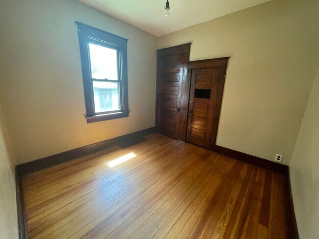 Building Photo - 3 Bedroom House