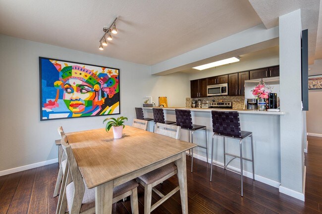Building Photo - Lovely Home Located in Mt. Davidson Manor