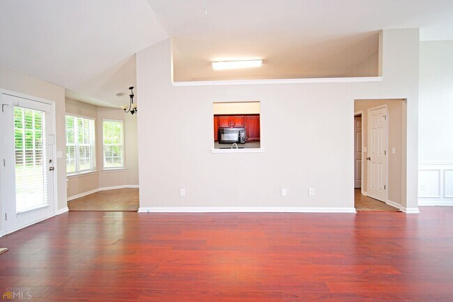 Building Photo - 2210 Mina Ln Dr NE