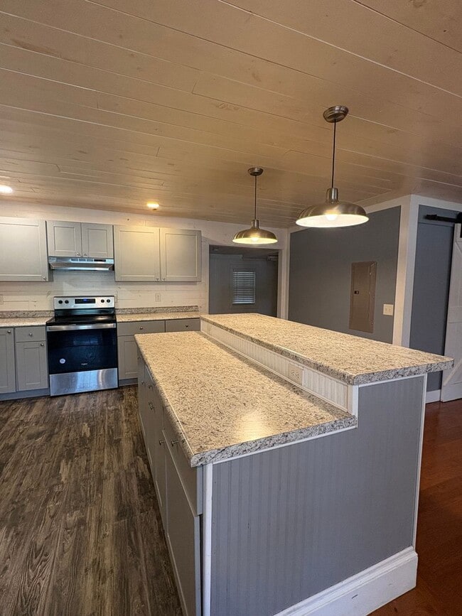 Building Photo - 4 Bedroom 2 Bath House