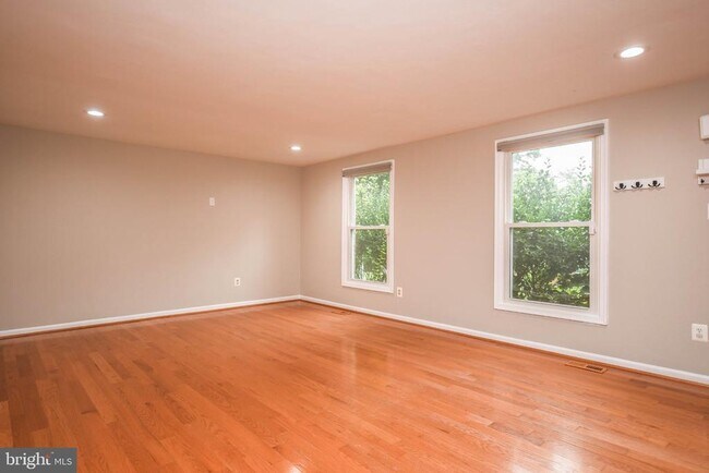 Foto del edificio - 9627 Locust Hill Dr