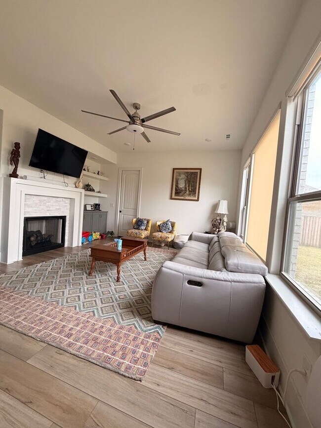 Building Photo - Spacious 5-Bedroom House in Cave Springs, AR