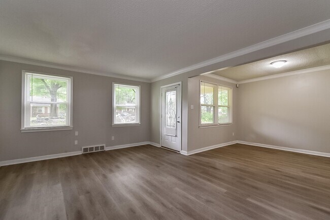 Building Photo - 925 Enfield Rd