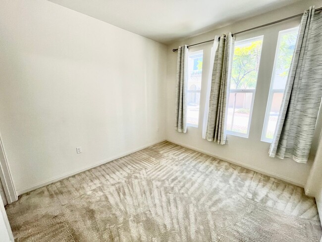 Building Photo - Beautiful 3B 3.5 BA Townhouse in Otay Ranch!