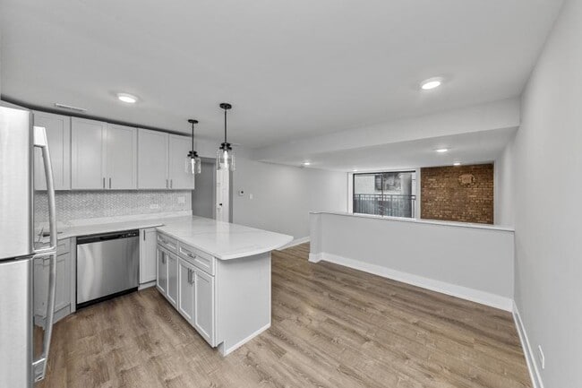 Building Photo - 0 bedroom in Chicago IL 60610