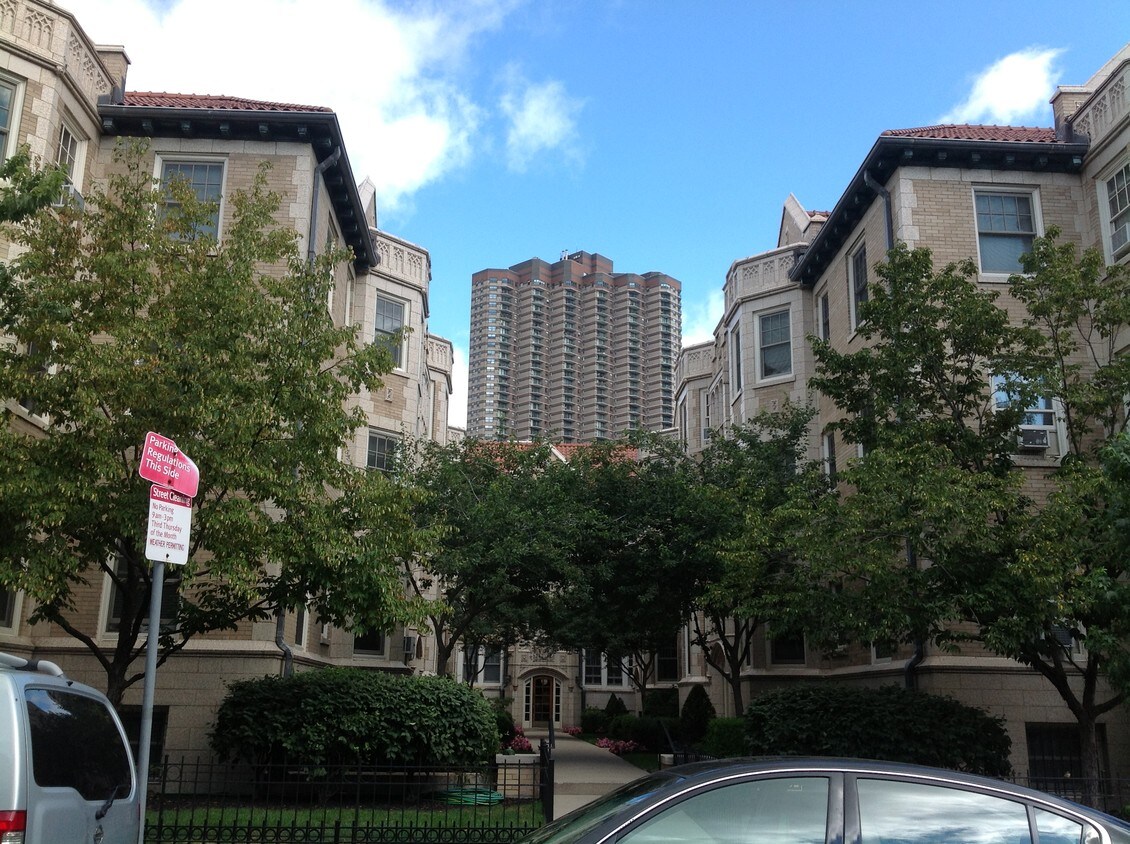 Primary Photo - 534 W Brompton Ave