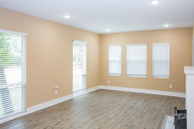 Foto del edificio - 2301 Albans Rd