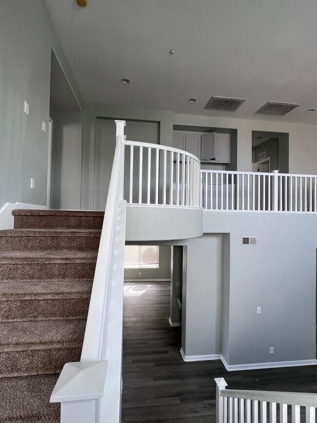 Building Photo - Large, Refreshed Shadow Lakes Home