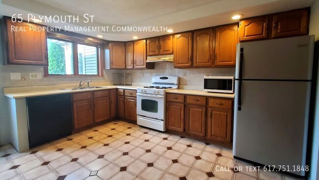 Building Photo - Charming, Spacious 3-Bedroom Townhouse in ...