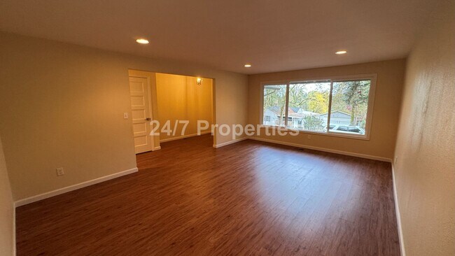 Foto del edificio - Spacious, Open-Concept 3 Bedroom West Linn Home