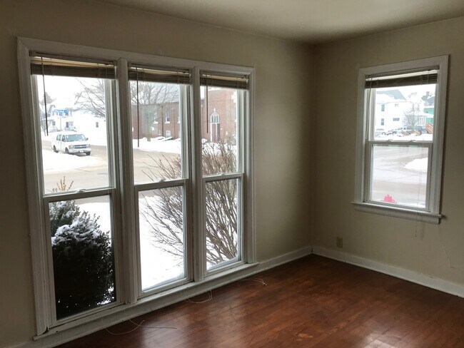 Large windows - 1424 Marshall St