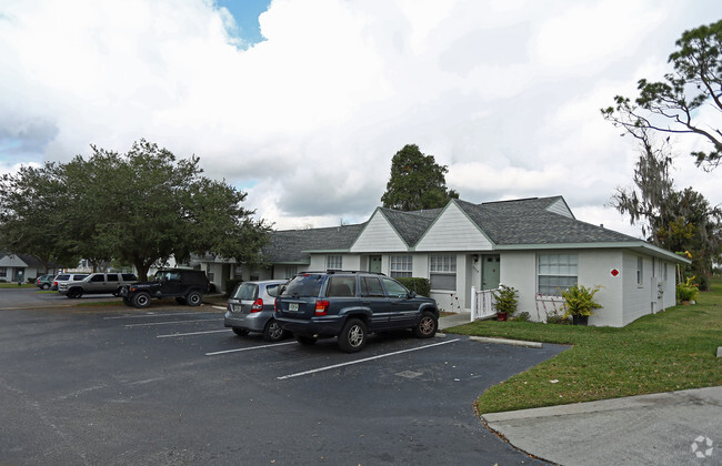 Oak Run Apartments - Apartments In Zephyrhills, Fl 