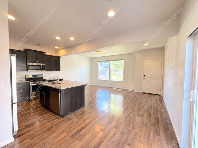 Foto del edificio - 3 BR pet-friendly home with fenced yard