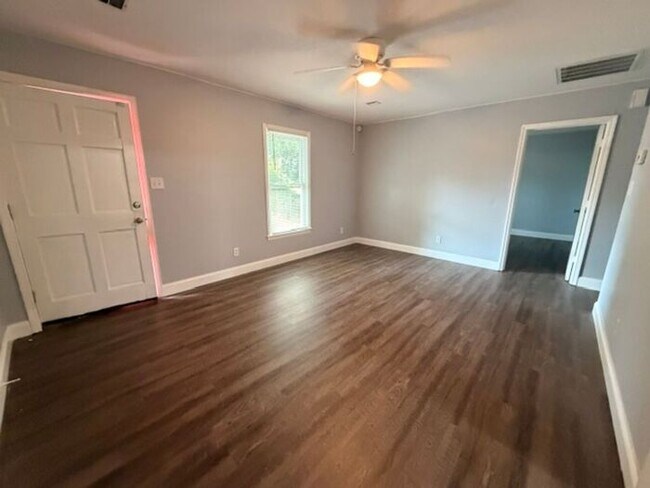 Building Photo - Beautiful 2 bedroom Apartment!