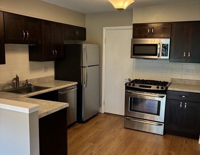 Foto del edificio - 366 Pinetree Ln